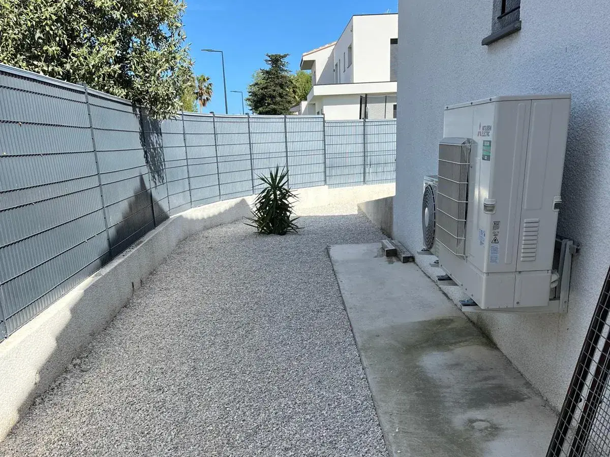 Jardin entretenu par GV-Bois avec des plantes bien taillées et un espace propre à Montpellier.